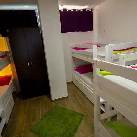 Dioklecijan Delux بيت شباب *